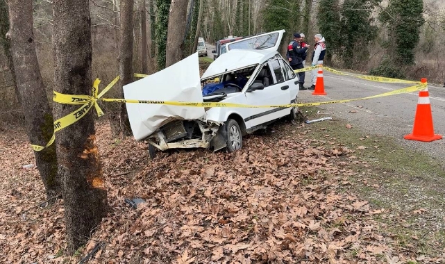 Safranbolu'da otomobil ağaca çarptı: 1 ölü, 2 yaralı