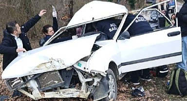 Safranbolu'da otomobil ağaca çarptı: 1 ölü, 2 yaralı