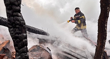 İKİ KATLI EV VE ODUNLUK YANDI