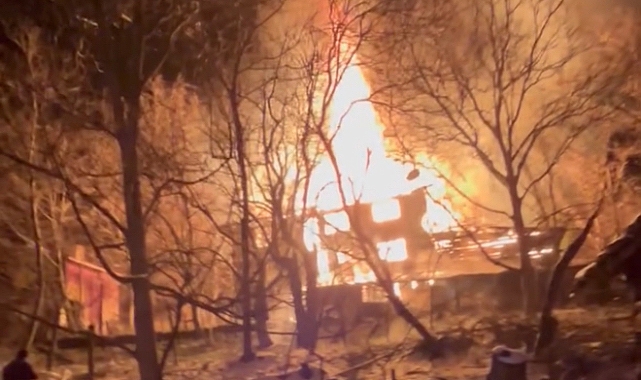 İKİ KATLI EV VE ODUNLUK YANDI