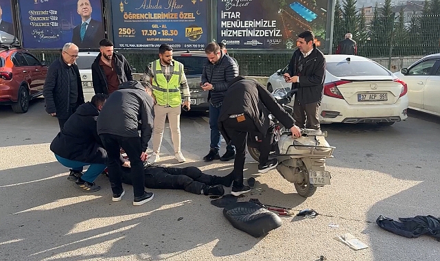 Kamyonetin açık kapısına çarpan motosiklet sürücüsü yaralandı