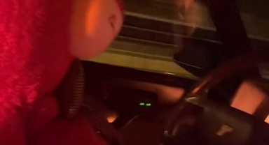 Peluş ayı kostümü giydi, direksiyona geçti!