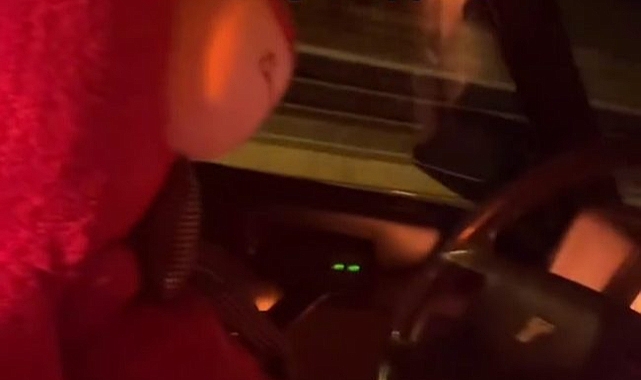 Peluş ayı kostümü giydi, direksiyona geçti!