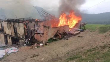 Karabük'te İki Katlı Evde Yangın Çıktı