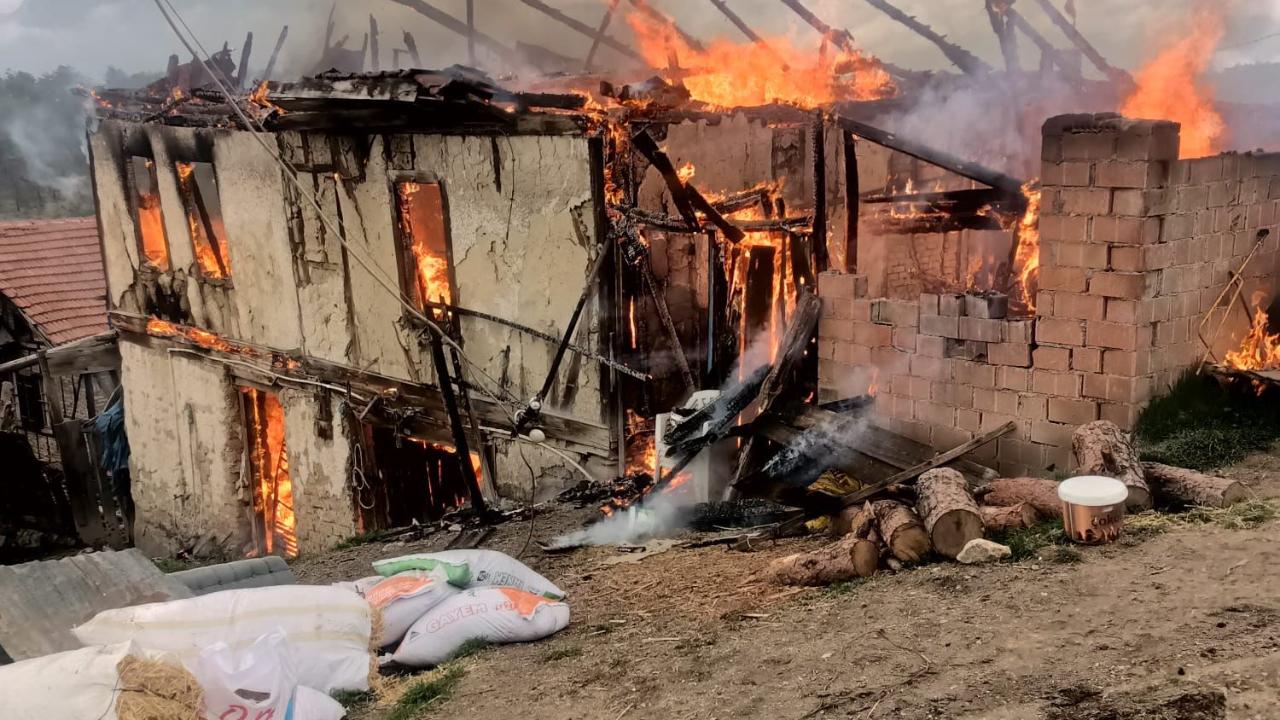 Karabük'te İki Katlı Evde Yangın Çıktı