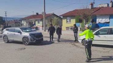 Karabük'te otomobil ile cip çarpışması: 3 kişi yaralandı