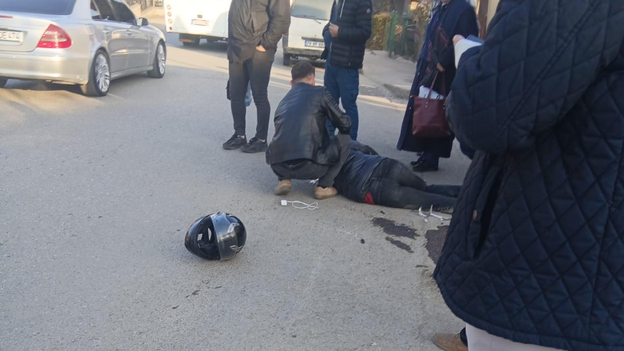 Minibüs İle Motosiklet Çarpıştı:1'i ağır 2 yaralı