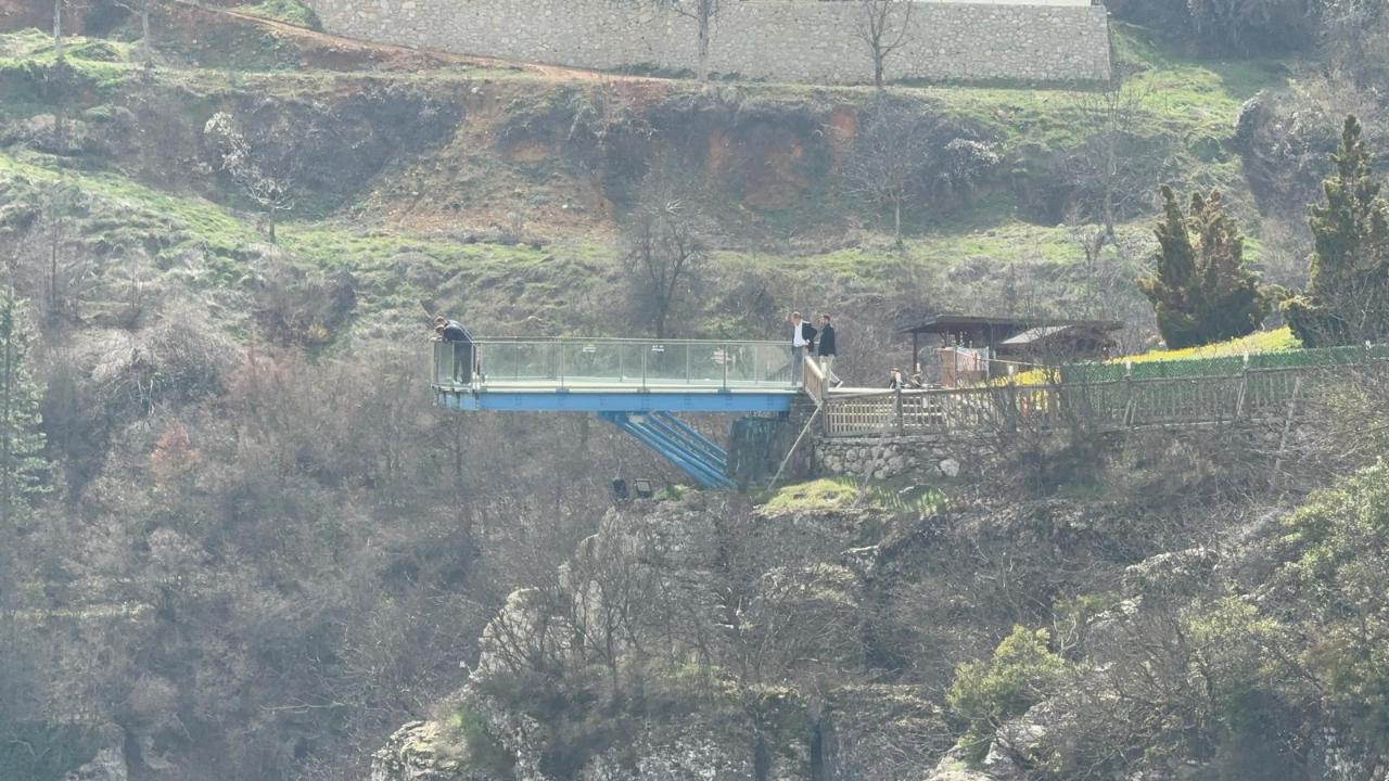 80 metreden boşluğa atladı