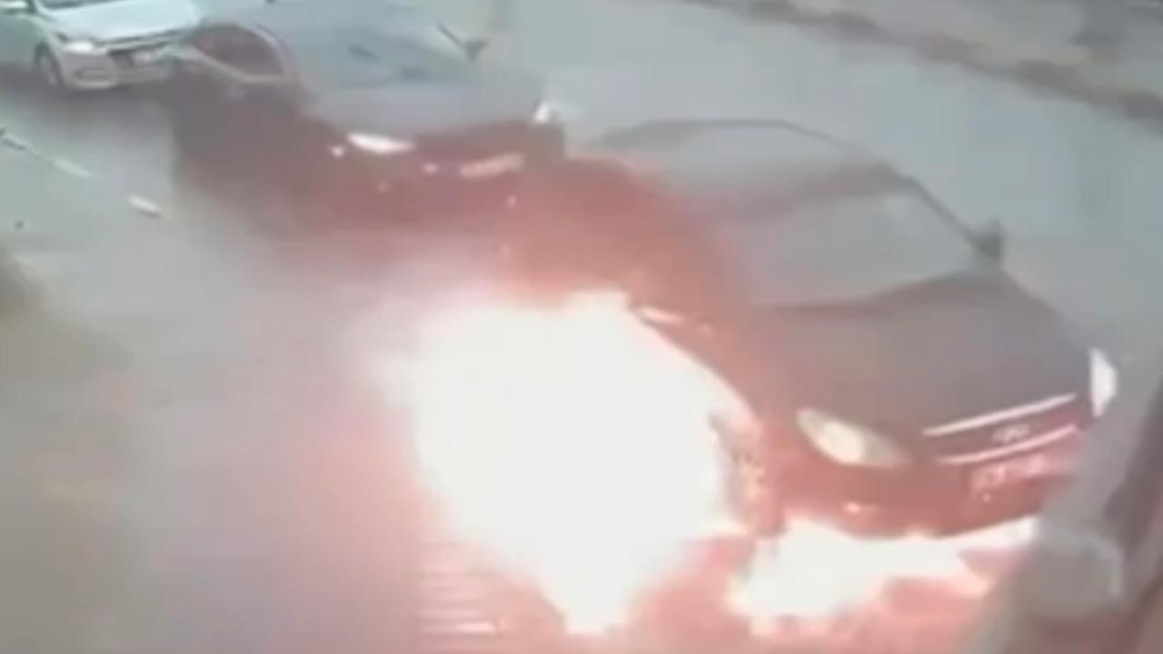 Seyir halindeki otomobil önce patladı sonra alev aldı