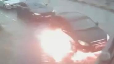 Seyir halindeki otomobil önce patladı sonra alev aldı