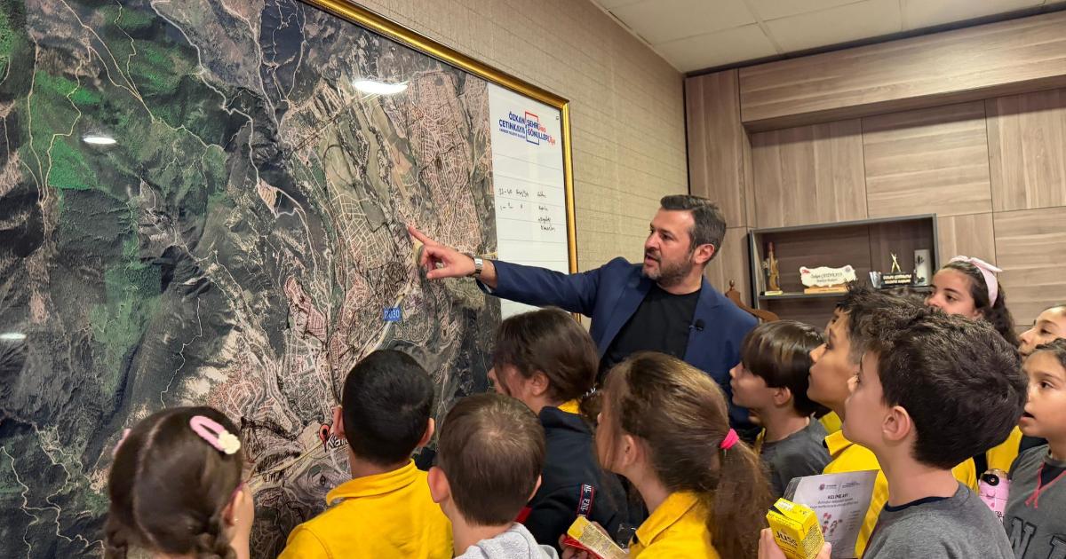 BELEDİYE BİNASI ÇOCUK SESLERİYLE ŞENLENDİ