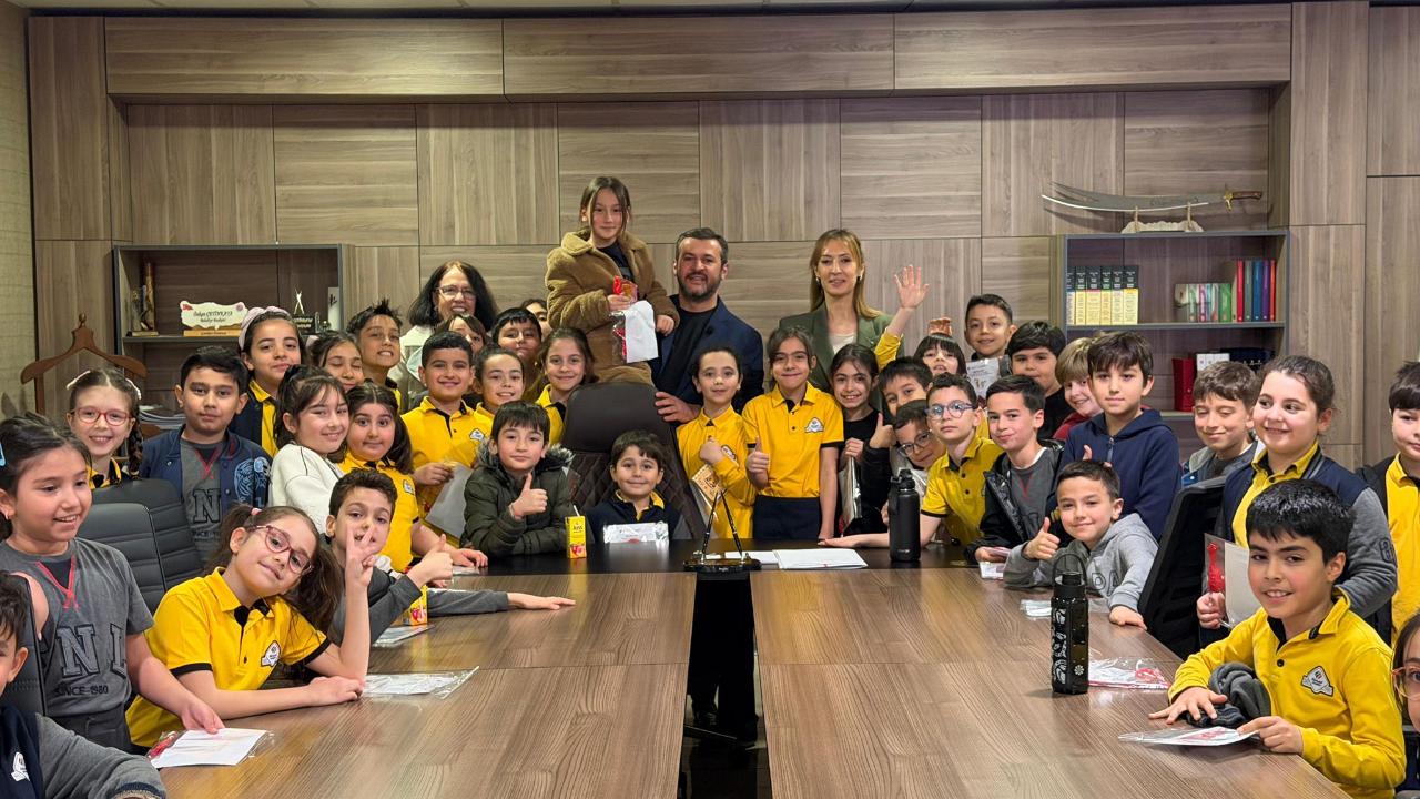 BELEDİYE BİNASI ÇOCUK SESLERİYLE ŞENLENDİ