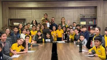 BELEDİYE BİNASI ÇOCUK SESLERİYLE ŞENLENDİ