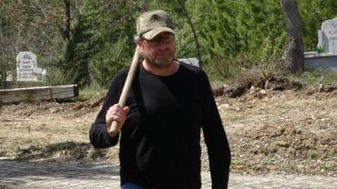 Kendi kabrini kazıyor