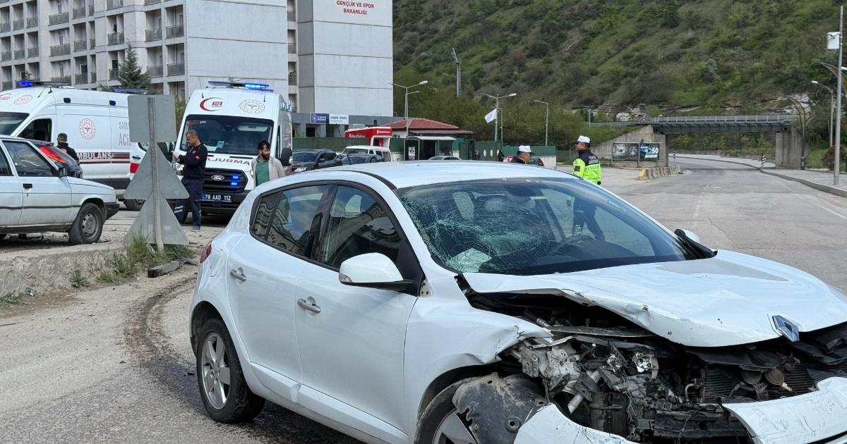 Karabük’te iki otomobil çarpıştı: 3 yaralı