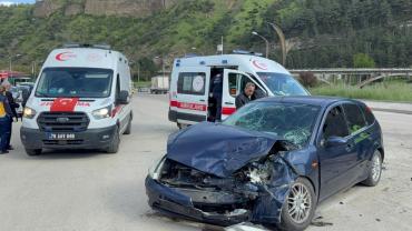 Karabük’te iki otomobil çarpıştı: 3 yaralı
