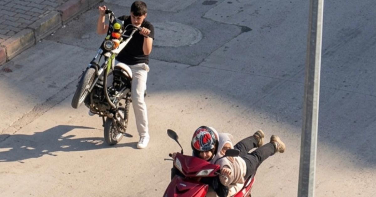 Karabük’te motosikletlilerin tehlikeli yolculuğu kamerada
