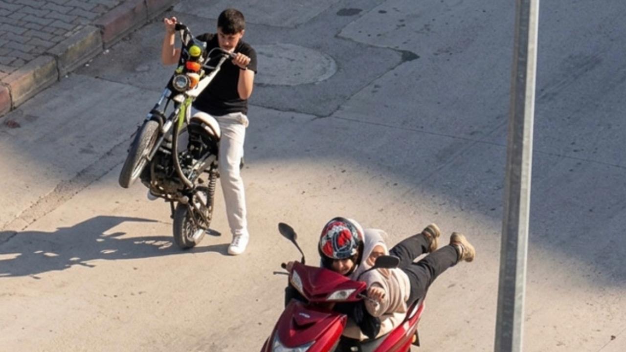Karabük’te motosikletlilerin tehlikeli yolculuğu kamerada