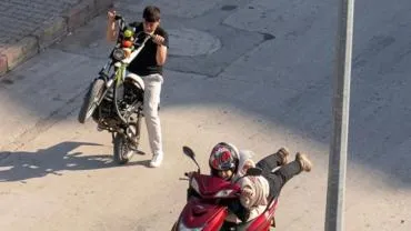 Karabük’te motosikletlilerin tehlikeli yolculuğu kamerada
