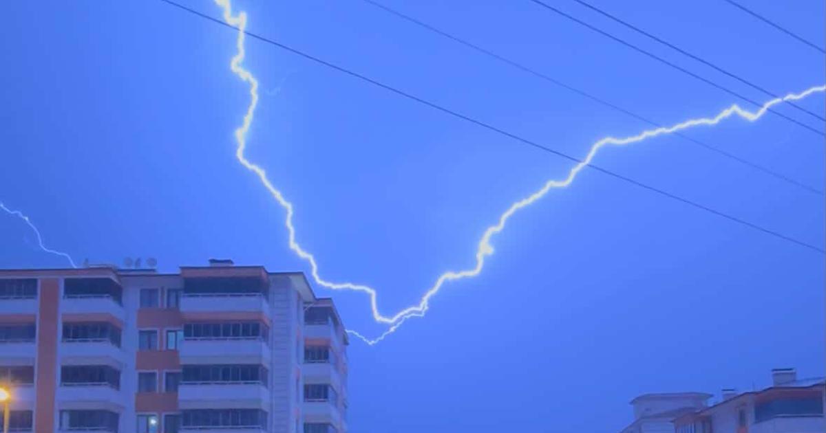 Karabük’te üzerinde şimşeklerin dansı!