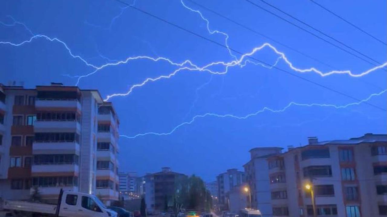 Karabük’te üzerinde şimşeklerin dansı!
