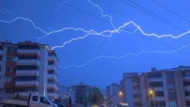 Karabük’te üzerinde şimşeklerin dansı!