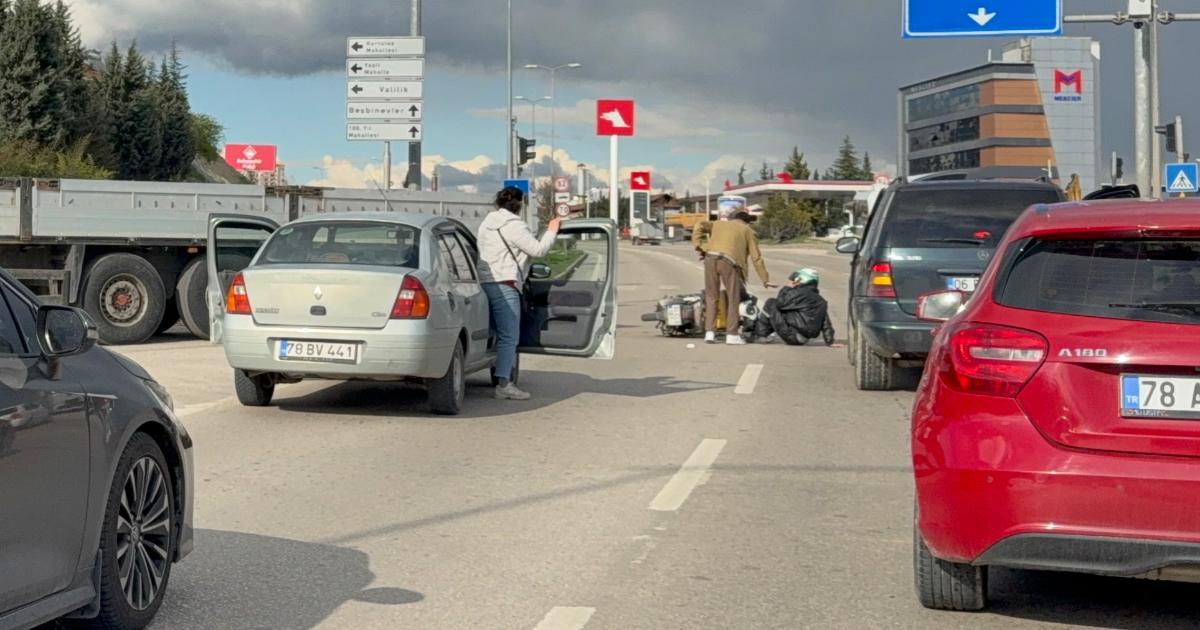 Kaza yapan motosikletliye yardıma koştular