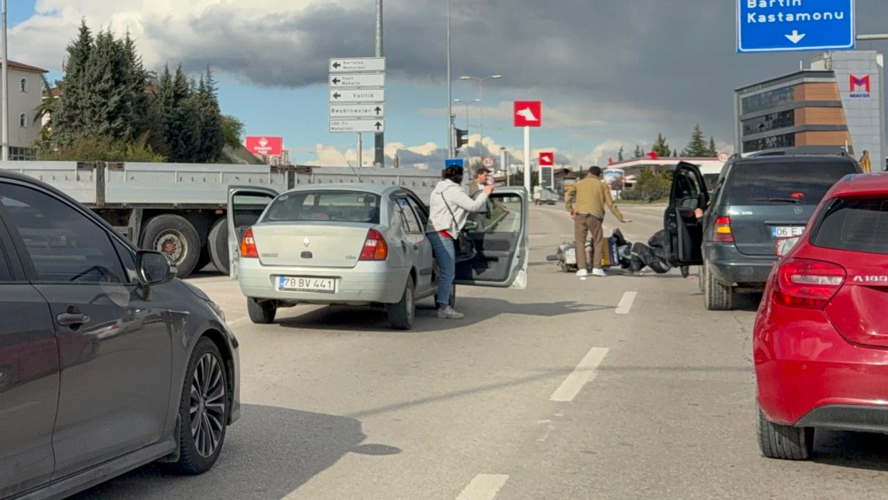 Kaza yapan motosikletliye yardıma koştular