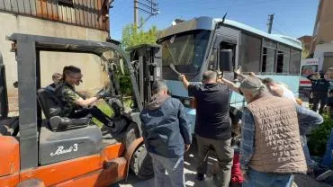 Minibüsün Altında Kalan Motosiklet Sürücüsü İçin Ekipler Seferber Oldu