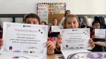 MİNİK ÖĞRENCİLER KAPI KAPI DOLAŞIP ATIK PİL TOPLADILAR BAŞKAN ÇETİNKAYA’DAN HEDİYELERİNİ ALDILAR