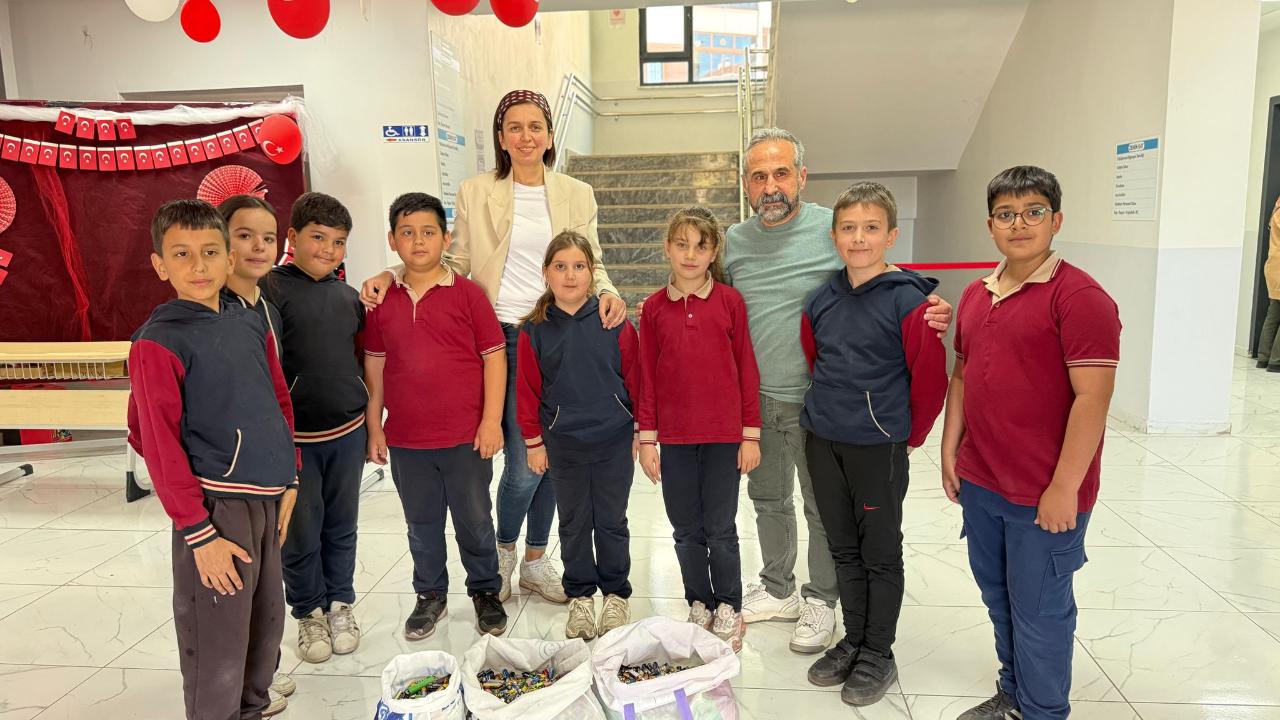 MİNİK ÖĞRENCİLER KAPI KAPI DOLAŞIP ATIK PİL TOPLADILAR BAŞKAN ÇETİNKAYA’DAN HEDİYELERİNİ ALDILAR