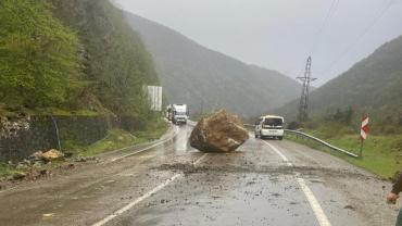 Karayolunda dev kaya dehşeti. Faciadan dönüldü