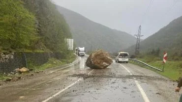 Karayolunda dev kaya dehşeti. Faciadan dönüldü