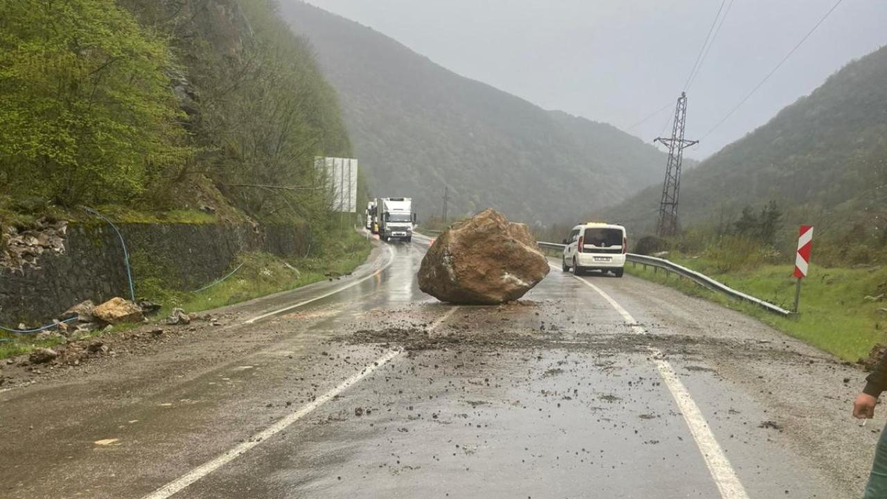 Karayolunda dev kaya dehşeti. Faciadan dönüldü
