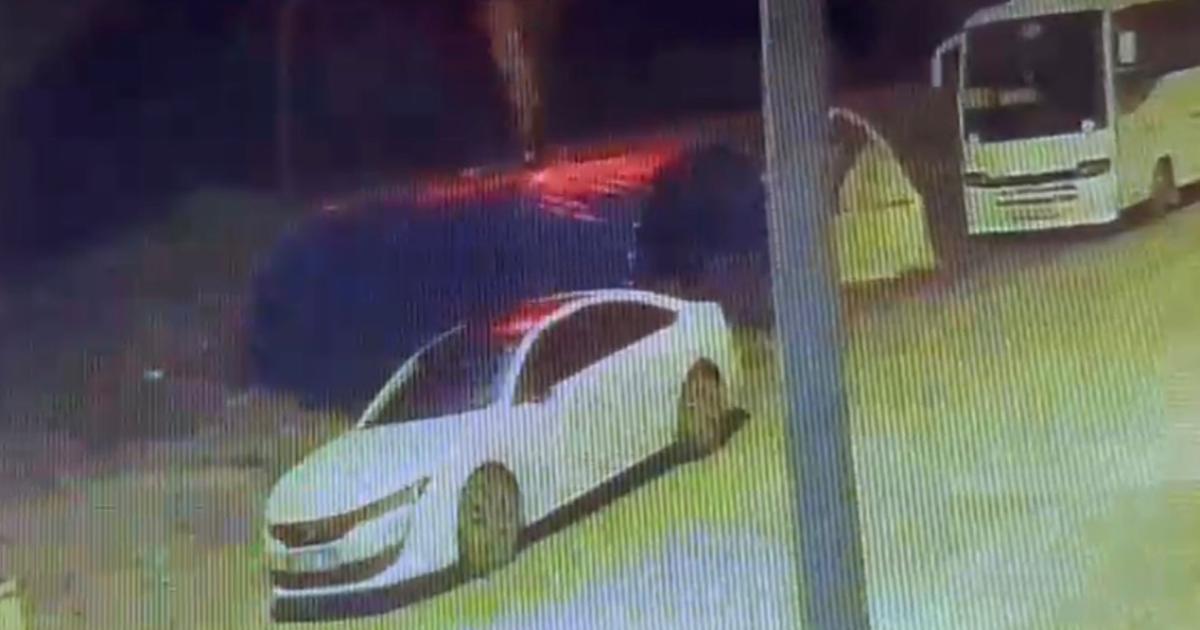 Sokak ortasında havai fişek patlattılar