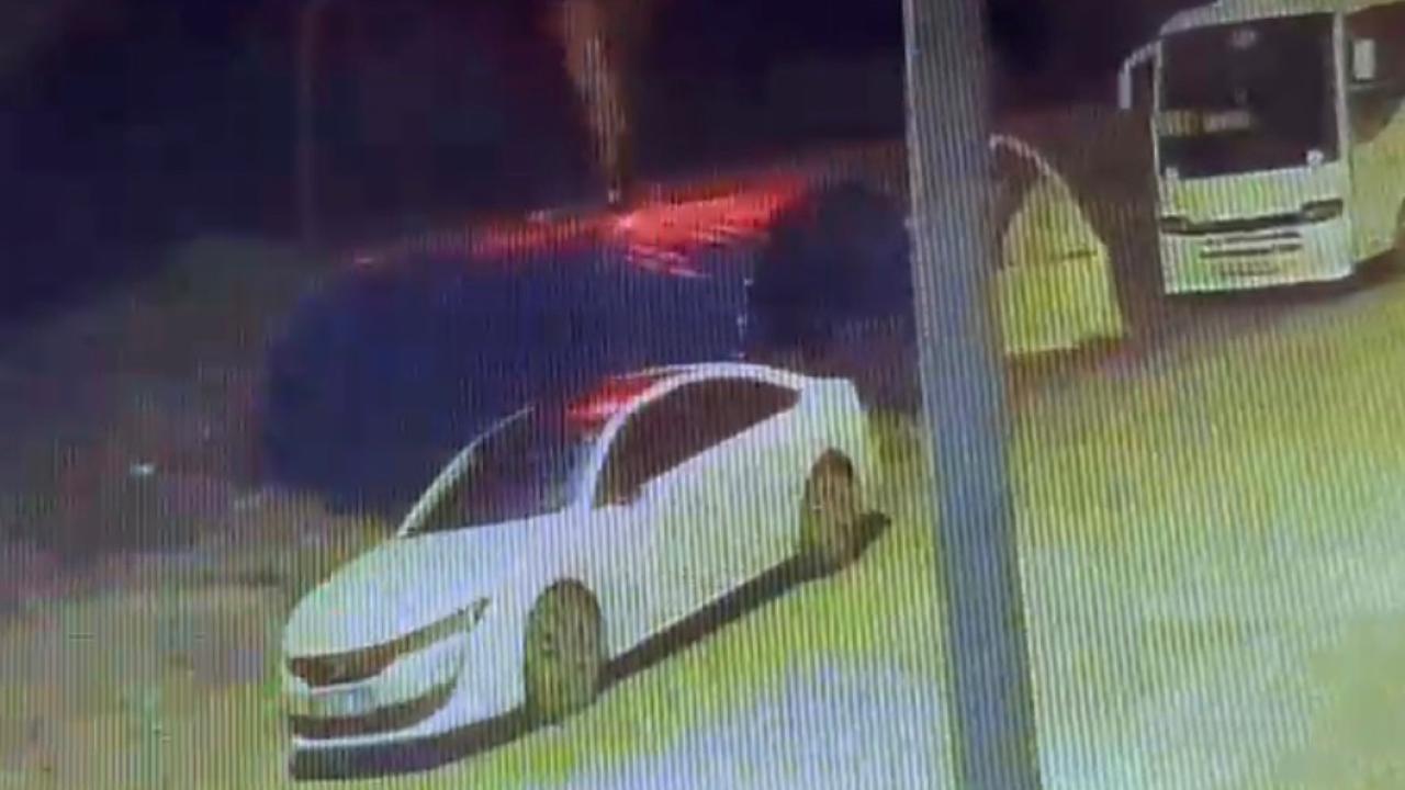 Sokak ortasında havai fişek patlattılar