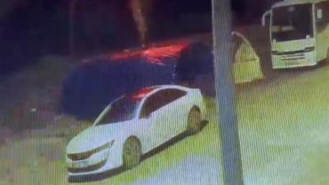 Sokak ortasında havai fişek patlattılar