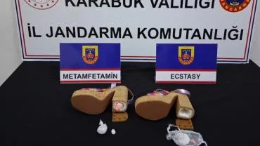 Jandarmadan nokta operasyon; Kadın ayakkabısı topuğuna gizlediler!