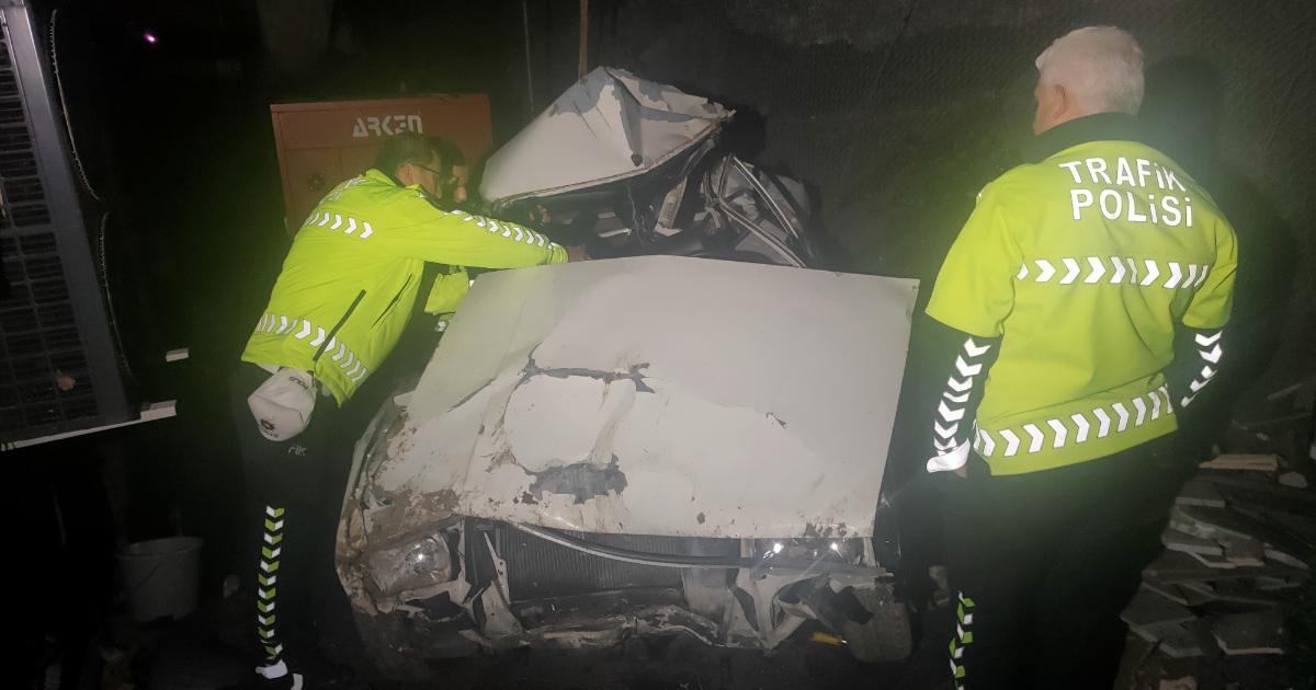OTOMOBİL YAMAÇTAN UÇTU: 2 YARALI