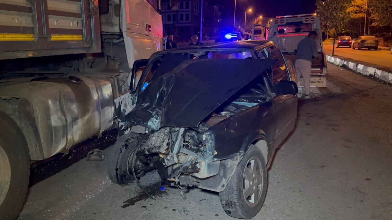 Safranbolu’da otomobil park halindeki tıra çarptı: 1 yaralı